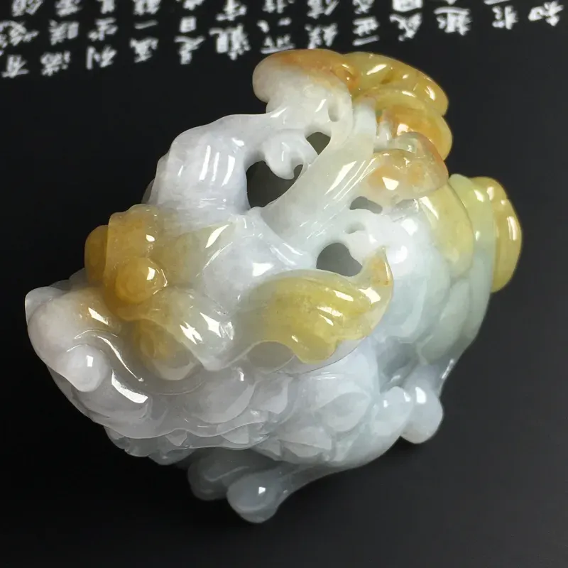 黄翡貔貅手玩件 尺寸60-46-38毫米 色彩亮丽 雕工精湛