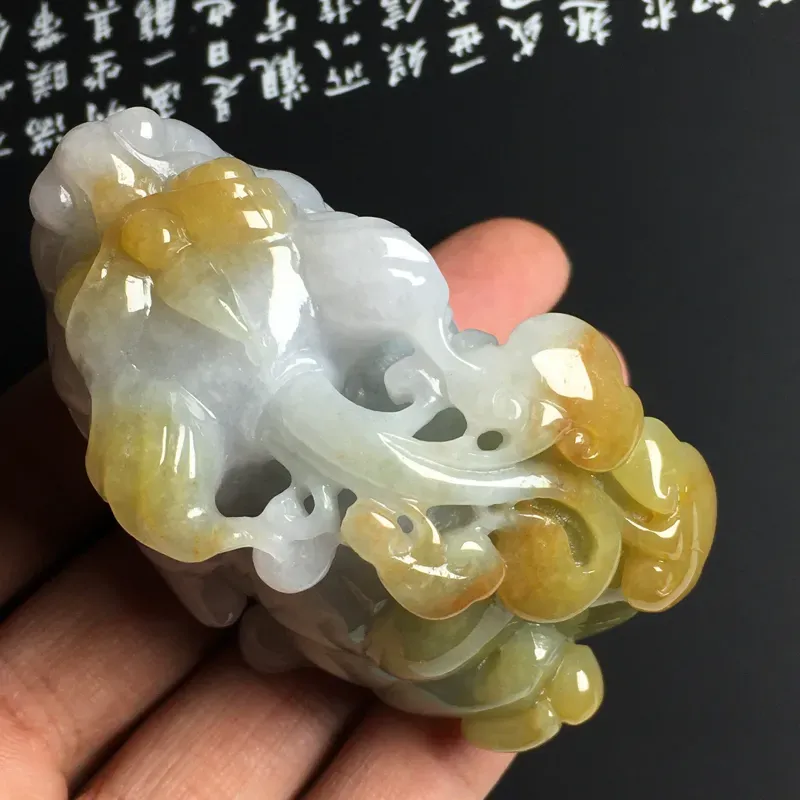 黄翡貔貅手玩件 尺寸60-46-38毫米 色彩亮丽 雕工精湛