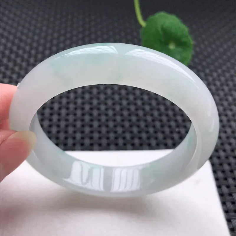 正圈：58.6。老坑糯化种飘花手镯。尺寸：58.6*14*8.4mm。天然翡翠A货。玉质细腻，佩戴清秀优雅。