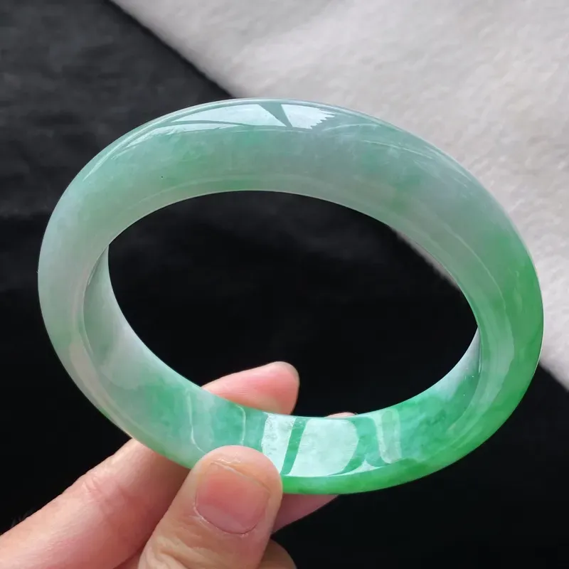 正圈：61.0mm 天然a货种水好飘绿正圈翡翠手镯，圈口：61.0/14.6/9.9mm