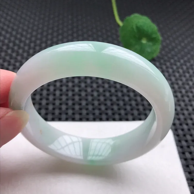 正圈：57。老坑细糯种飘绿手镯。尺寸：57*14.8*8.3mm。天然翡翠A货。玉质细腻，佩戴清秀优雅。