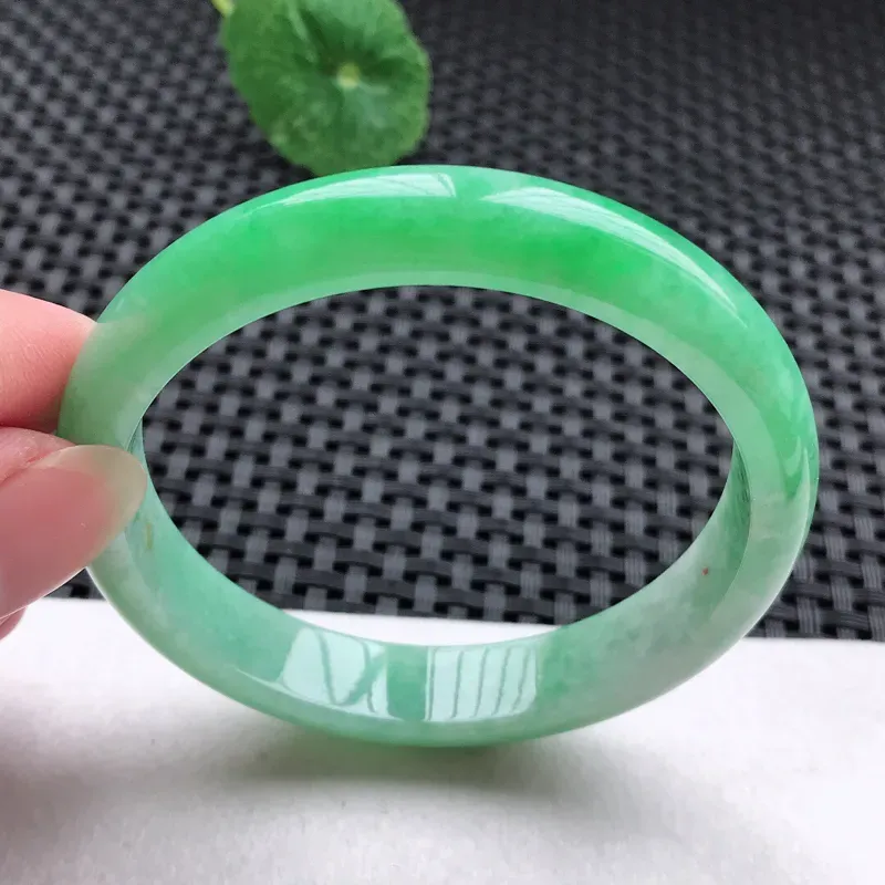 正圈：57。老坑细糯种飘绿手镯。尺寸：57*11.2*6.8mm。天然翡翠A货。玉质细腻，佩戴清秀优雅