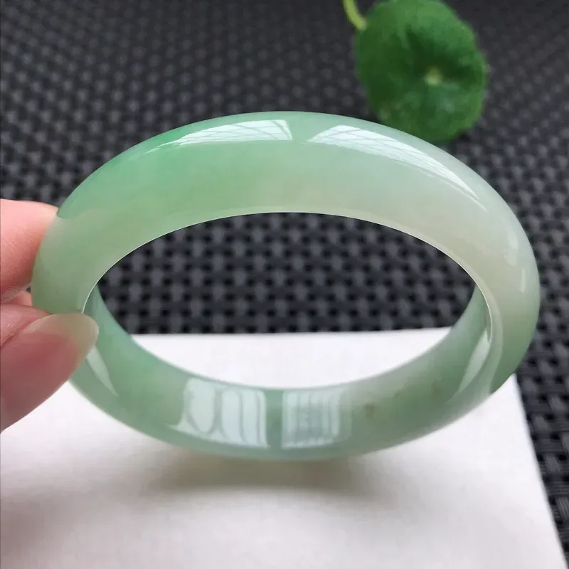 正圈：55.6。老坑糯化种满色手镯。尺寸：55.6*13*7.5mm。天然翡翠A货。玉质细腻，佩戴清秀优雅。