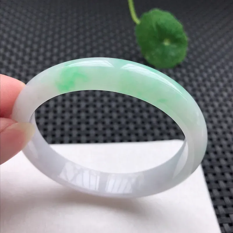 正圈：56.5。老坑细糯种飘绿手镯。尺寸：56.5*11*6.8mm。天然翡翠A货。玉质细腻，佩戴清秀优雅。