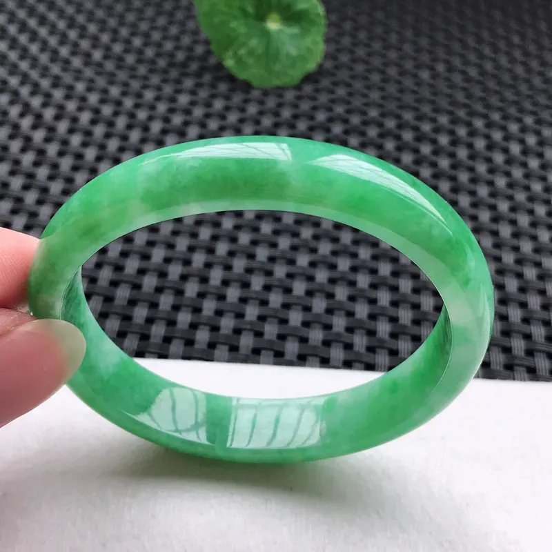 贵妃：54.4。（约正圈52）老坑细糯种满绿手镯。尺寸：48.8*11*6mm。天然翡翠A货。玉质细腻，佩戴清秀优雅。