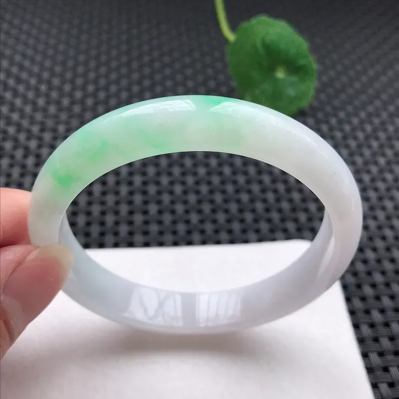 正圈：56.5。老坑细糯种飘绿手镯。尺寸：56.5*11*6.8mm。天然翡翠A货。玉质细腻，佩戴清秀优雅。