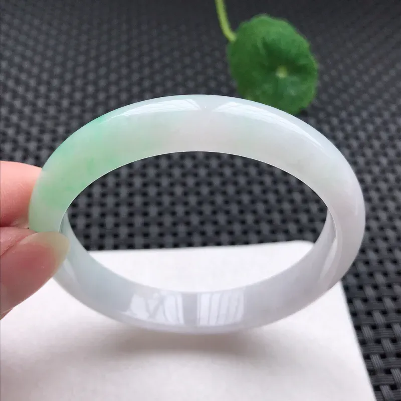 正圈：56.5。老坑细糯种飘绿手镯。尺寸：56.5*11*6.8mm。天然翡翠A货。玉质细腻，佩戴清秀优雅。