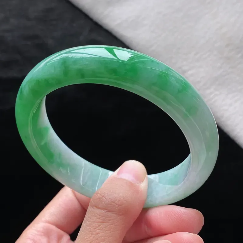 正圈：61.0mm 天然a货种水好飘绿正圈翡翠手镯，圈口：61.0/14.6/9.9mm