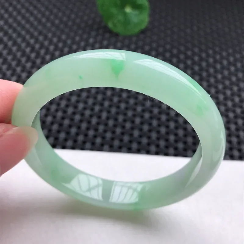正圈：54.6。老坑糯化种飘花手镯。尺寸：54.6*11*7.4mm。天然翡翠A货。玉质细腻，佩戴清秀优雅