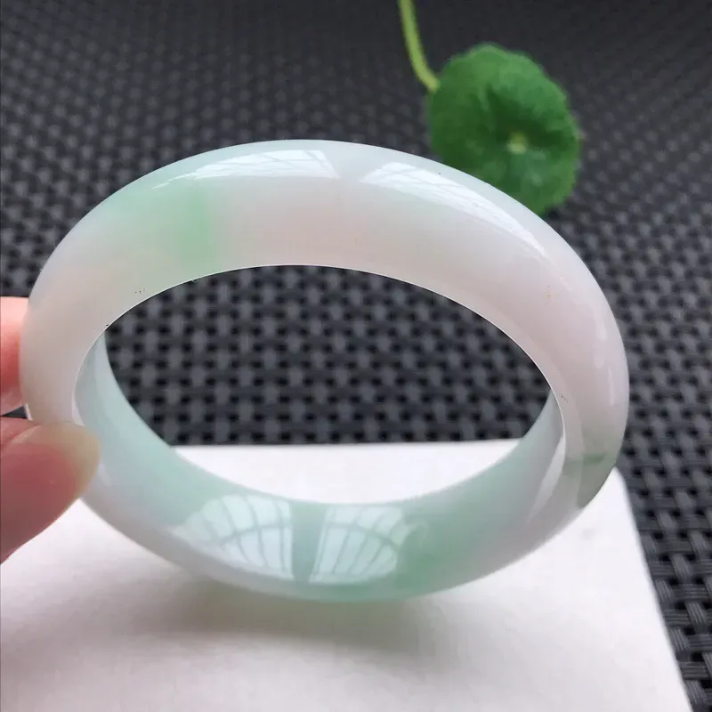 正圈：57。老坑细糯种飘绿手镯。尺寸：57*14.8*8.3mm。天然翡翠A货。玉质细腻，佩戴清秀优雅。