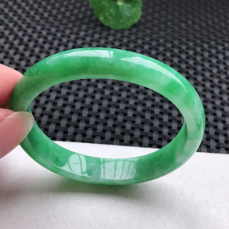 贵妃：54.4。（约正圈52）老坑细糯种满绿手镯。尺寸：48.8*11*6mm。天然翡翠A货。玉质细腻，佩戴清秀优雅。