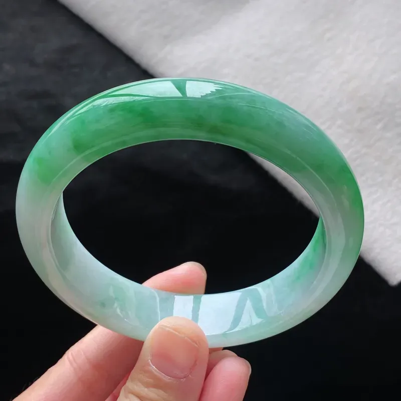正圈：61.0mm 天然a货种水好飘绿正圈翡翠手镯，圈口：61.0/14.6/9.9mm