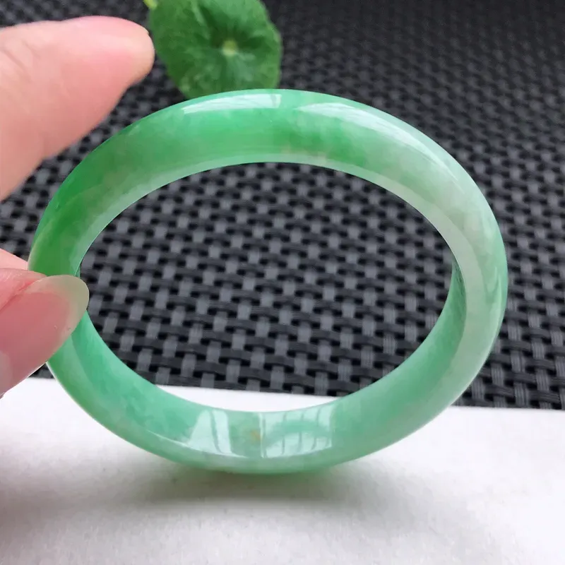 正圈：57。老坑细糯种飘绿手镯。尺寸：57*11.2*6.8mm。天然翡翠A货。玉质细腻，佩戴清秀优雅