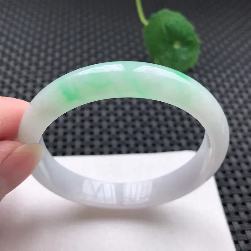 正圈：56.5。老坑细糯种飘绿手镯。尺寸：56.5*11*6.8mm。天然翡翠A货。玉质细腻，佩戴清秀优雅。