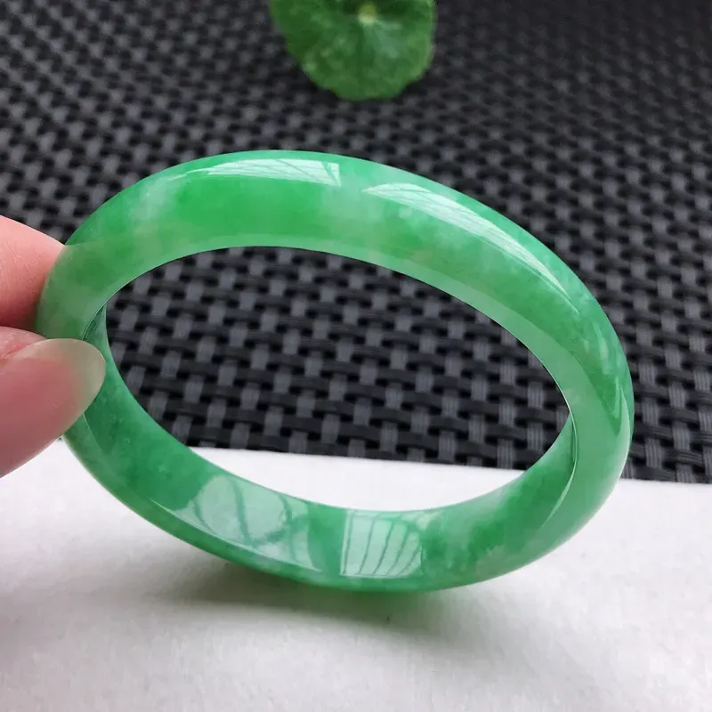 贵妃：54.4。（约正圈52）老坑细糯种满绿手镯。尺寸：48.8*11*6mm。天然翡翠A货。玉质细腻，佩戴清秀优雅。