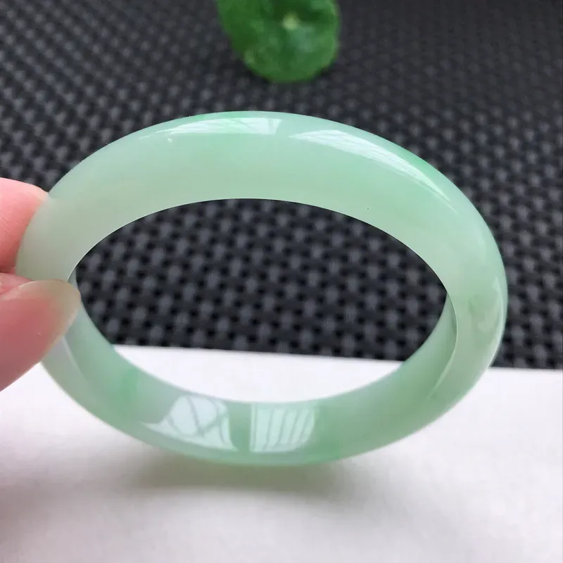 正圈：54.6。老坑糯化种飘花手镯。尺寸：54.6*11*7.4mm。天然翡翠A货。玉质细腻，佩戴清秀优雅
