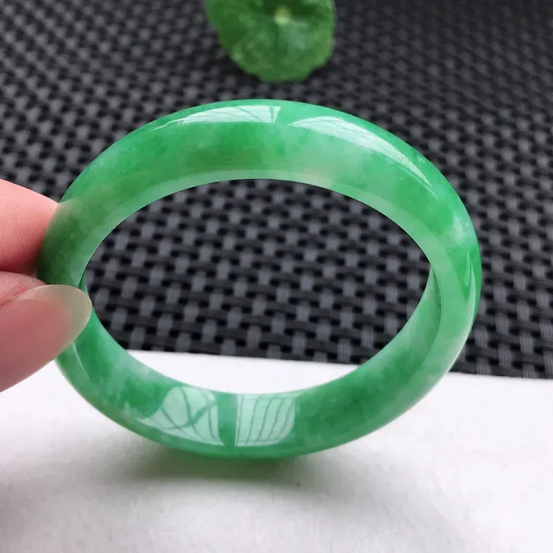 贵妃：54.4。（约正圈52）老坑细糯种满绿手镯。尺寸：48.8*11*6mm。天然翡翠A货。玉质细腻，佩戴清秀优雅。
