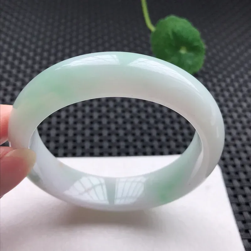 正圈：57。老坑细糯种飘绿手镯。尺寸：57*14.8*8.3mm。天然翡翠A货。玉质细腻，佩戴清秀优雅。