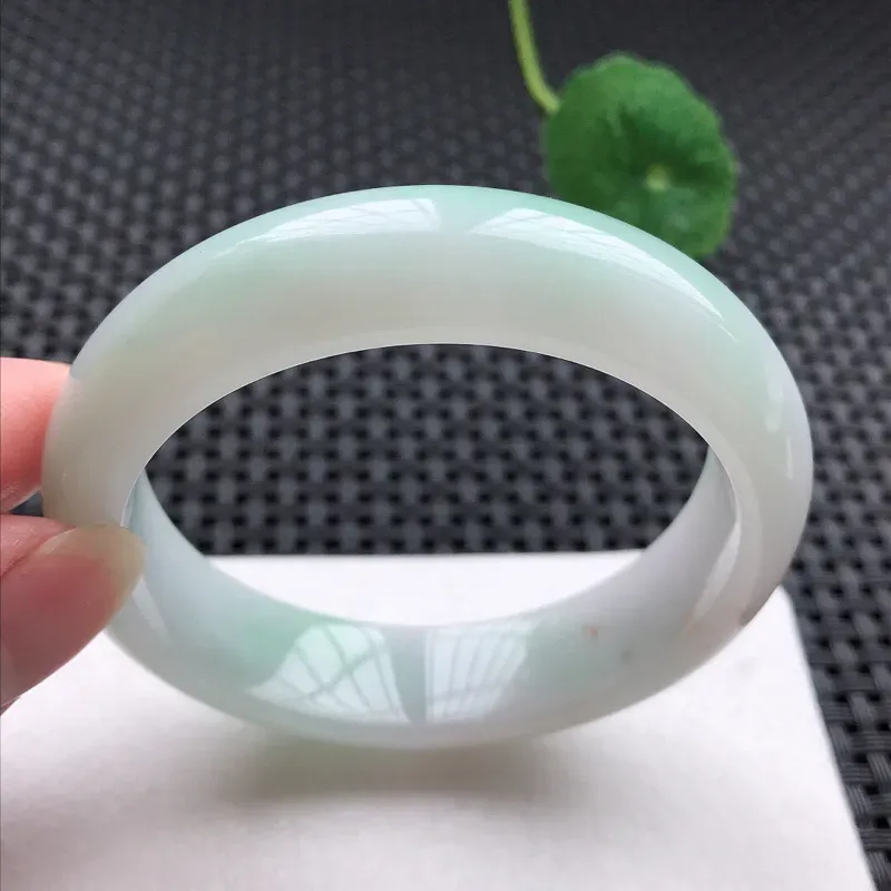 正圈：57。老坑细糯种飘绿手镯。尺寸：57*14.8*8.3mm。天然翡翠A货。玉质细腻，佩戴清秀优雅。