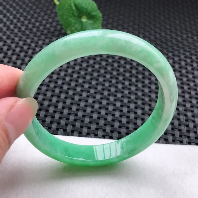正圈：57。老坑细糯种飘绿手镯。尺寸：57*11.2*6.8mm。天然翡翠A货。玉质细腻，佩戴清秀优雅
