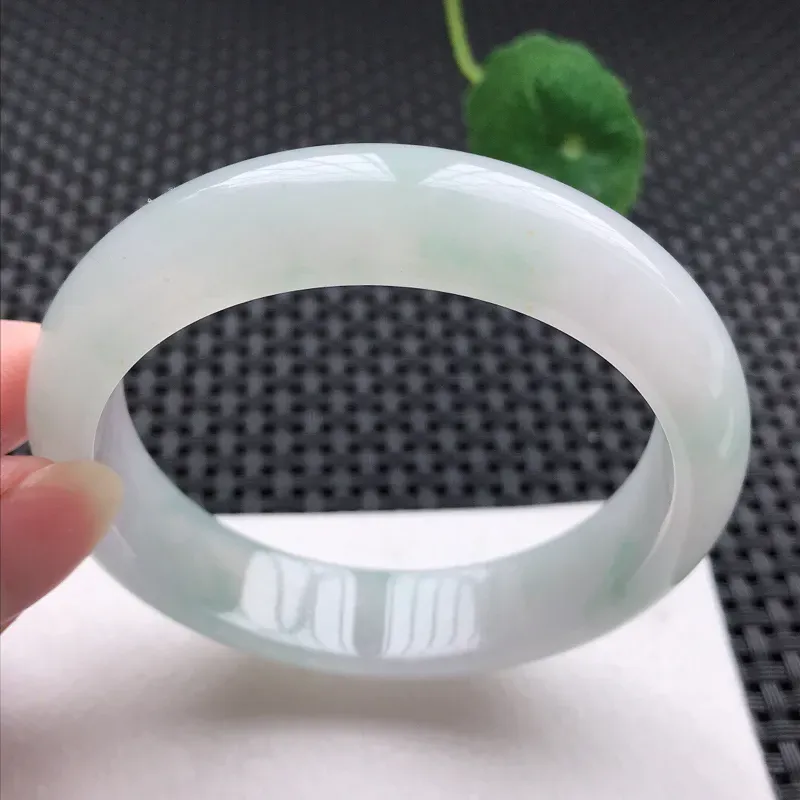 正圈：58.6。老坑糯化种飘花手镯。尺寸：58.6*14*8.4mm。天然翡翠A货。玉质细腻，佩戴清秀优雅。