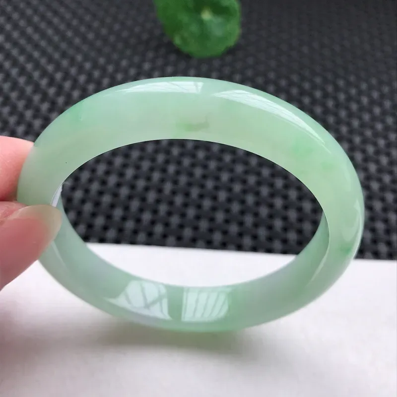 正圈：54.6。老坑糯化种飘花手镯。尺寸：54.6*11*7.4mm。天然翡翠A货。玉质细腻，佩戴清秀优雅