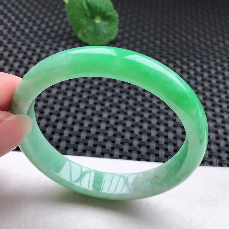 正圈：57。老坑细糯种飘绿手镯。尺寸：57*11.2*6.8mm。天然翡翠A货。玉质细腻，佩戴清秀优雅