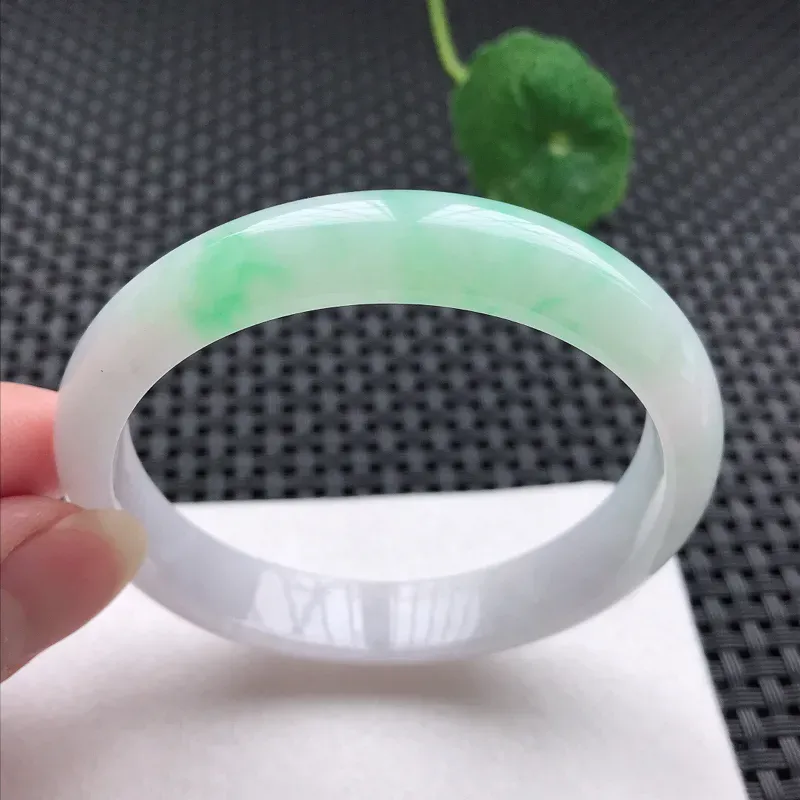 正圈：56.5。老坑细糯种飘绿手镯。尺寸：56.5*11*6.8mm。天然翡翠A货。玉质细腻，佩戴清秀优雅。