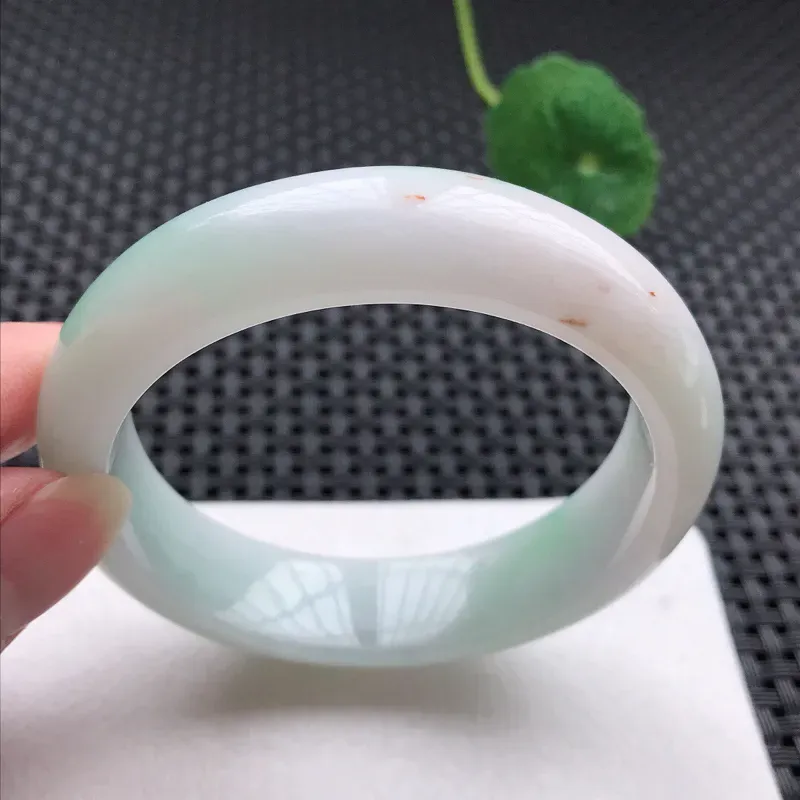 正圈：57。老坑细糯种飘绿手镯。尺寸：57*14.8*8.3mm。天然翡翠A货。玉质细腻，佩戴清秀优雅。