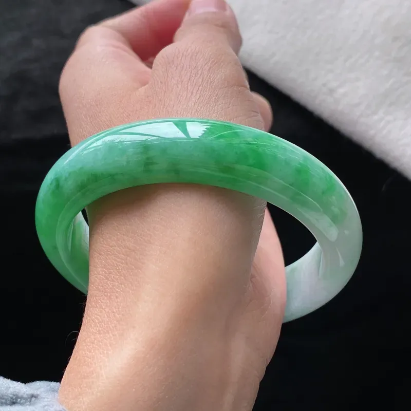 正圈：61.0mm 天然a货种水好飘绿正圈翡翠手镯，圈口：61.0/14.6/9.9mm
