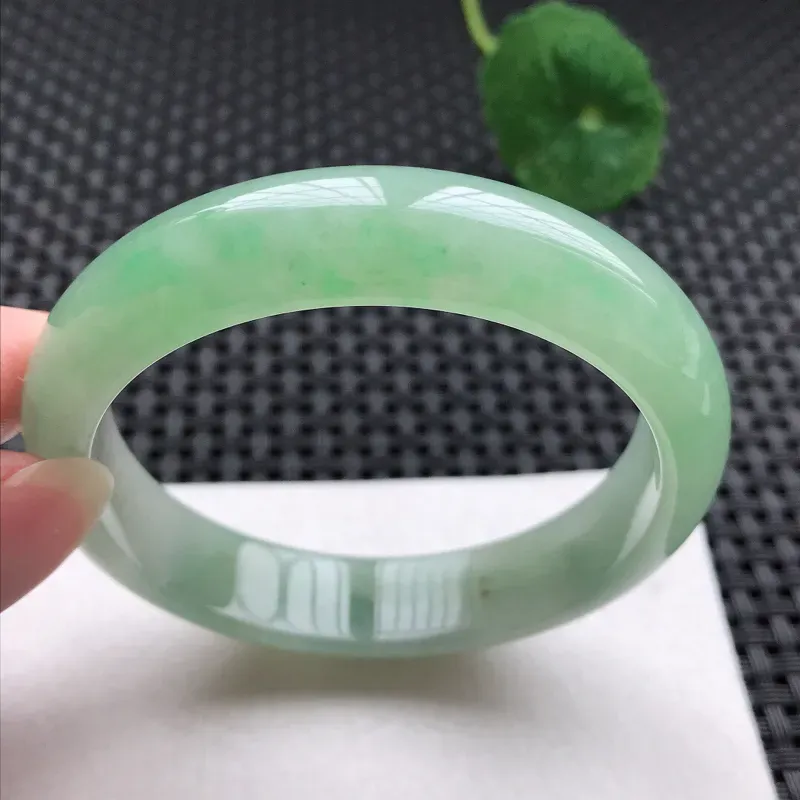 正圈：55.6。老坑糯化种满色手镯。尺寸：55.6*13*7.5mm。天然翡翠A货。玉质细腻，佩戴清秀优雅。