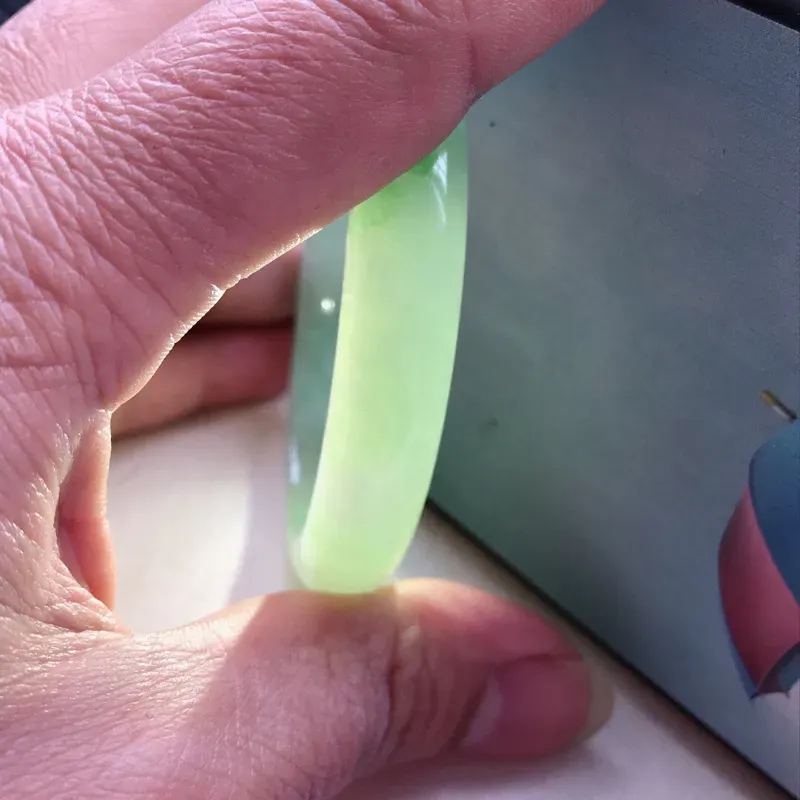 正圈：54.6。老坑糯化种飘花手镯。尺寸：54.6*11*7.4mm。天然翡翠A货。玉质细腻，佩戴清秀优雅