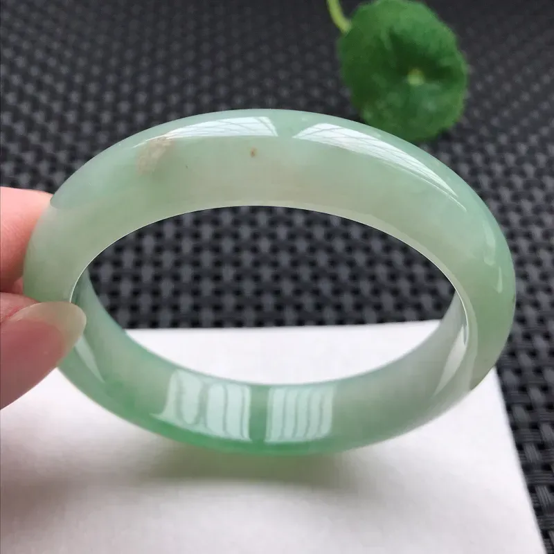 正圈：55.6。老坑糯化种满色手镯。尺寸：55.6*13*7.5mm。天然翡翠A货。玉质细腻，佩戴清秀优雅。