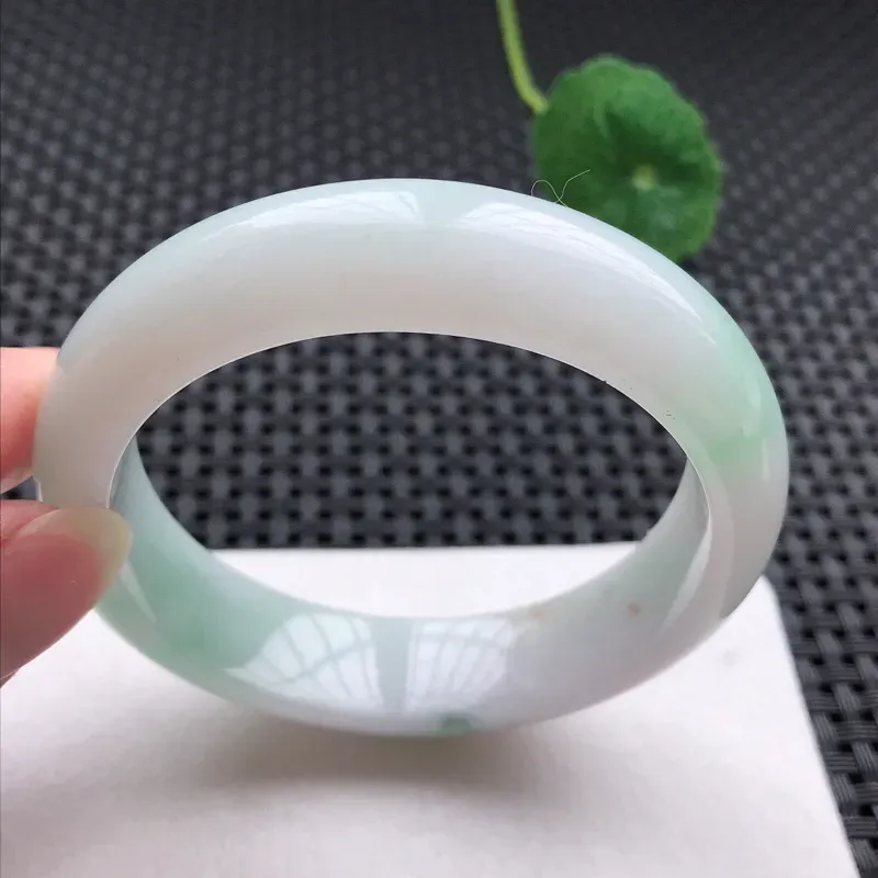 正圈：57。老坑细糯种飘绿手镯。尺寸：57*14.8*8.3mm。天然翡翠A货。玉质细腻，佩戴清秀优雅。