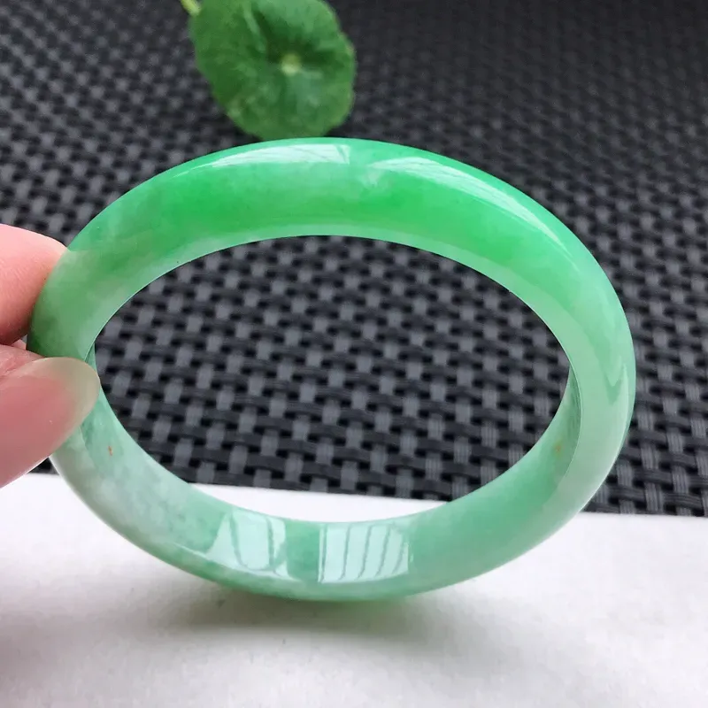 正圈：57。老坑细糯种飘绿手镯。尺寸：57*11.2*6.8mm。天然翡翠A货。玉质细腻，佩戴清秀优雅