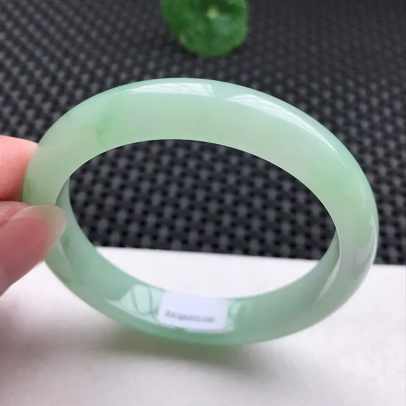 正圈：54.6。老坑糯化种飘花手镯。尺寸：54.6*11*7.4mm。天然翡翠A货。玉质细腻，佩戴清秀优雅