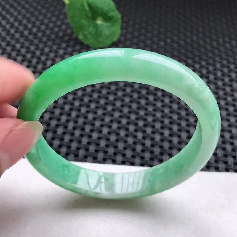 正圈：57。老坑细糯种飘绿手镯。尺寸：57*11.2*6.8mm。天然翡翠A货。玉质细腻，佩戴清秀优雅