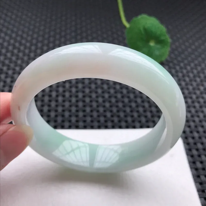 正圈：57。老坑细糯种飘绿手镯。尺寸：57*14.8*8.3mm。天然翡翠A货。玉质细腻，佩戴清秀优雅。