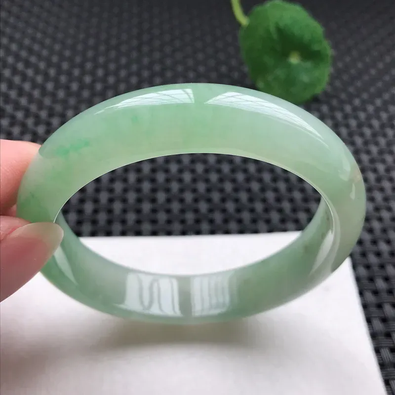 正圈：55.6。老坑糯化种满色手镯。尺寸：55.6*13*7.5mm。天然翡翠A货。玉质细腻，佩戴清秀优雅。