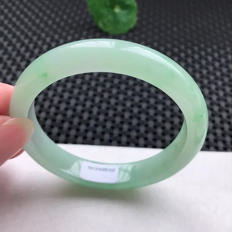 正圈：54.6。老坑糯化种飘花手镯。尺寸：54.6*11*7.4mm。天然翡翠A货。玉质细腻，佩戴清秀优雅