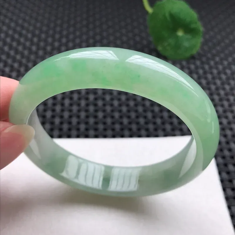 正圈：55.6。老坑糯化种满色手镯。尺寸：55.6*13*7.5mm。天然翡翠A货。玉质细腻，佩戴清秀优雅。