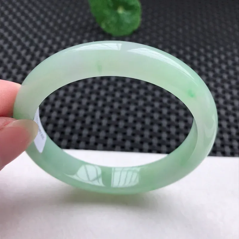 正圈：54.6。老坑糯化种飘花手镯。尺寸：54.6*11*7.4mm。天然翡翠A货。玉质细腻，佩戴清秀优雅