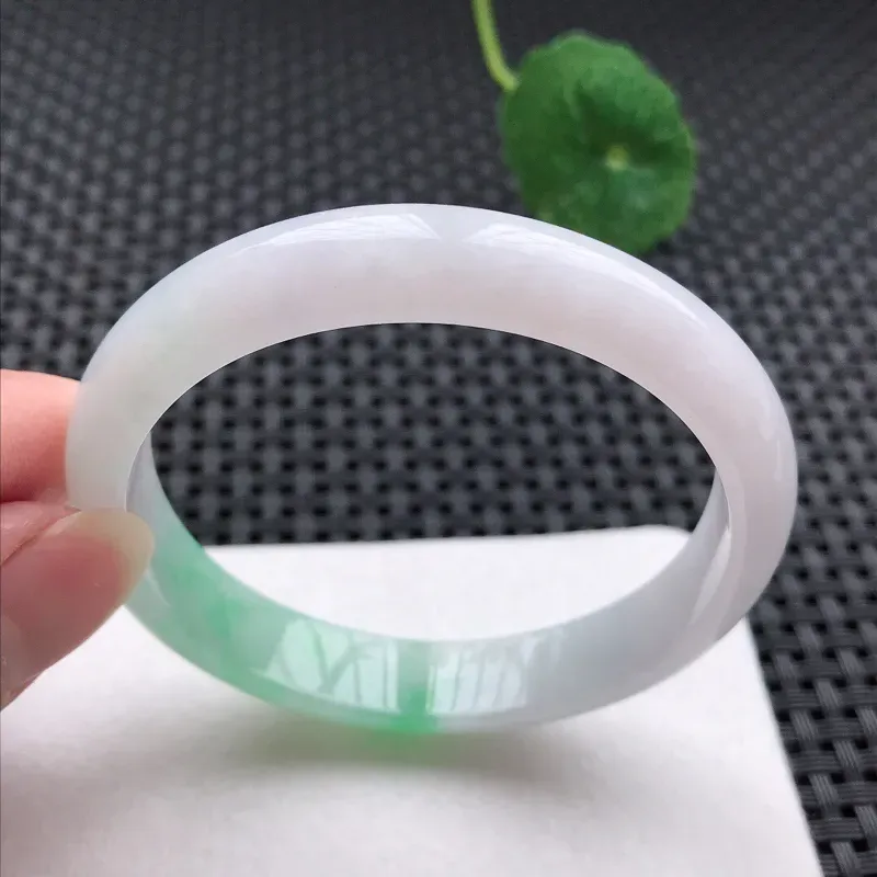 正圈：56.5。老坑细糯种飘绿手镯。尺寸：56.5*11*6.8mm。天然翡翠A货。玉质细腻，佩戴清秀优雅。