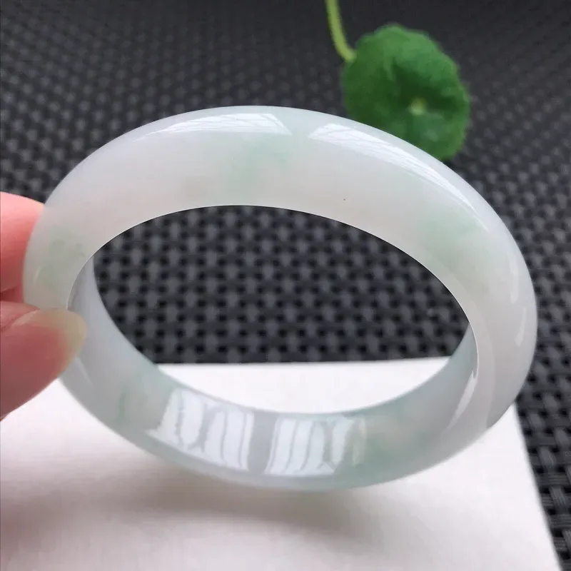 正圈：58.6。老坑糯化种飘花手镯。尺寸：58.6*14*8.4mm。天然翡翠A货。玉质细腻，佩戴清秀优雅。