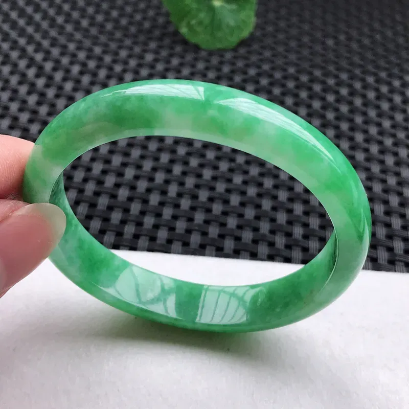 贵妃：54.4。（约正圈52）老坑细糯种满绿手镯。尺寸：48.8*11*6mm。天然翡翠A货。玉质细腻，佩戴清秀优雅。