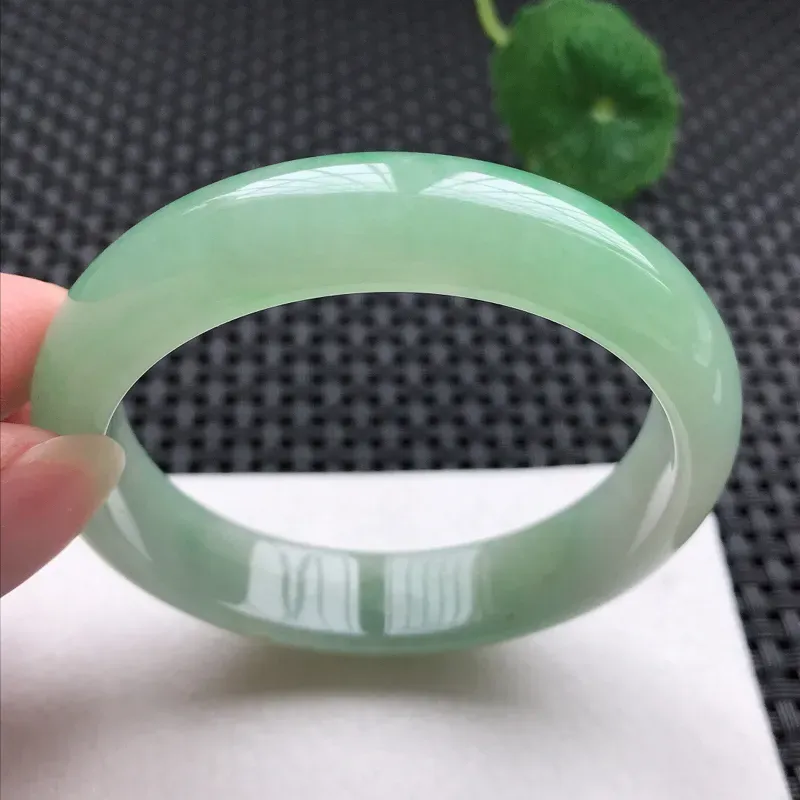 正圈：55.6。老坑糯化种满色手镯。尺寸：55.6*13*7.5mm。天然翡翠A货。玉质细腻，佩戴清秀优雅。