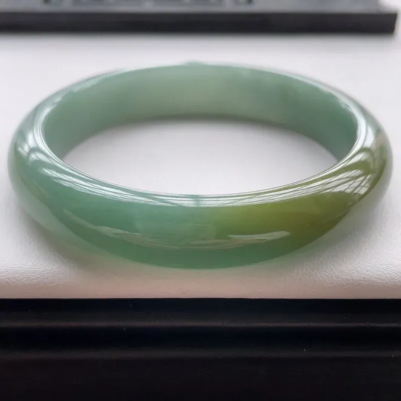 【🍃🍃正圈52.7圈口,自然光实拍,缅甸老坑天然翡翠A货,水润飘黄正圈手镯,上手高贵优雅。尺寸:52.7✖️11✖️7mm,重量:39.03g。】图1
