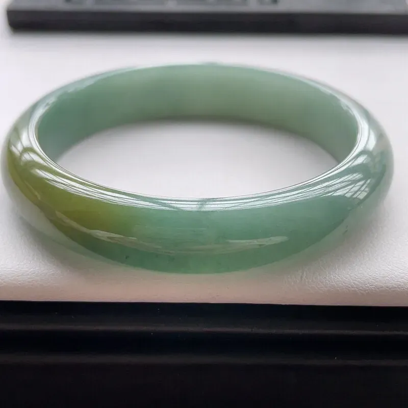 【🍃🍃正圈52.7圈口,自然光实拍,缅甸老坑天然翡翠A货,水润飘黄正圈手镯,上手高贵优雅。尺寸:52.7✖️11✖️7mm,重量:39.03g。】图5