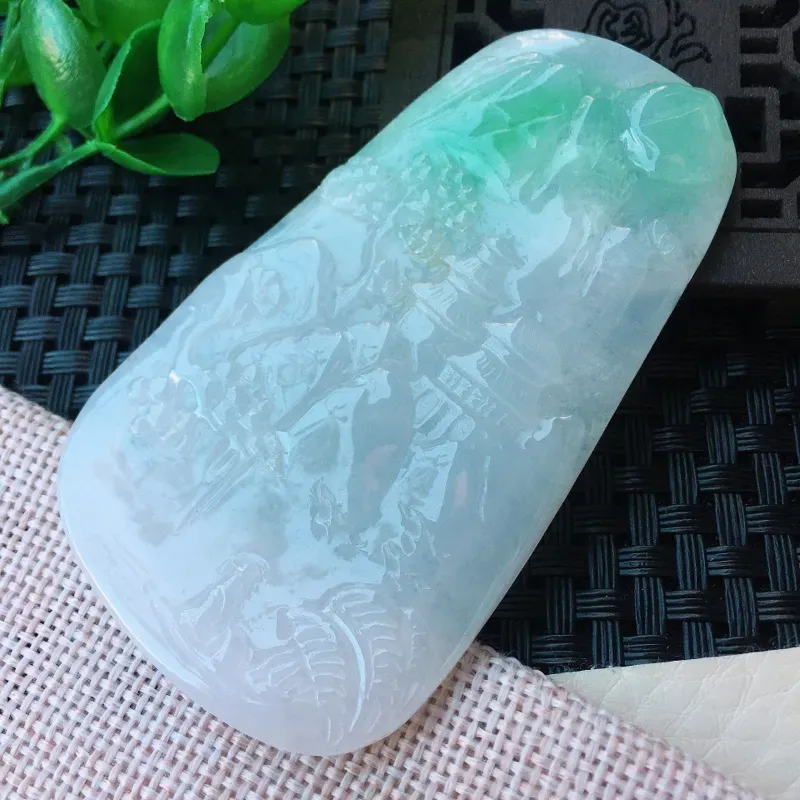 【精雕山水玉吊坠,种老,水润,质感十足。尺寸:77.1*45.1*5.6mm】图1