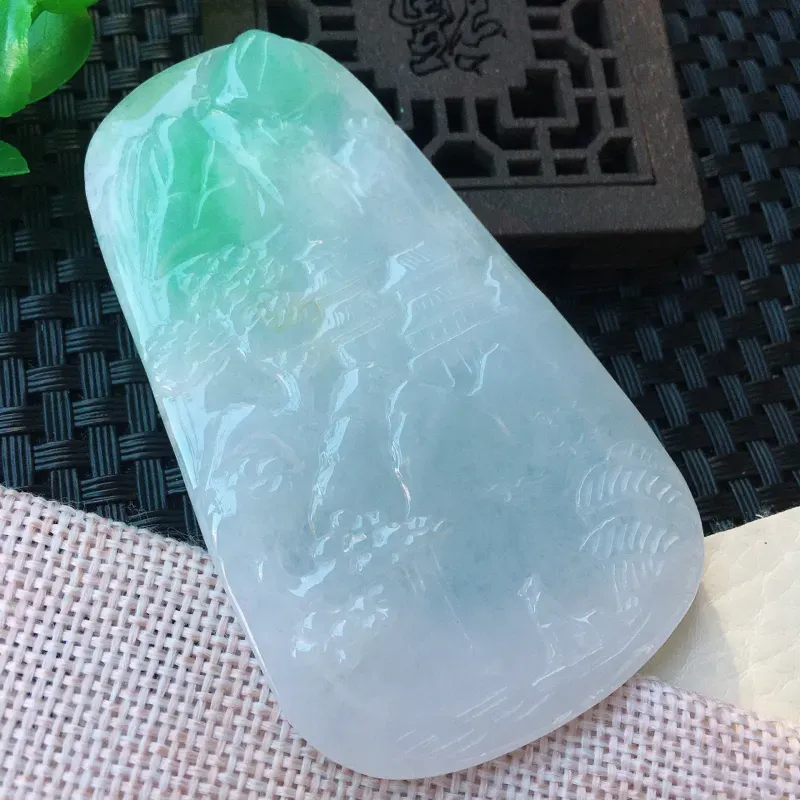 【精雕山水玉吊坠,种老,水润,质感十足。尺寸:77.1*45.1*5.6mm】图2